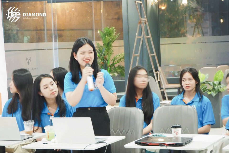 Thuyết trình và chia sẻ trong hoạt động CLB